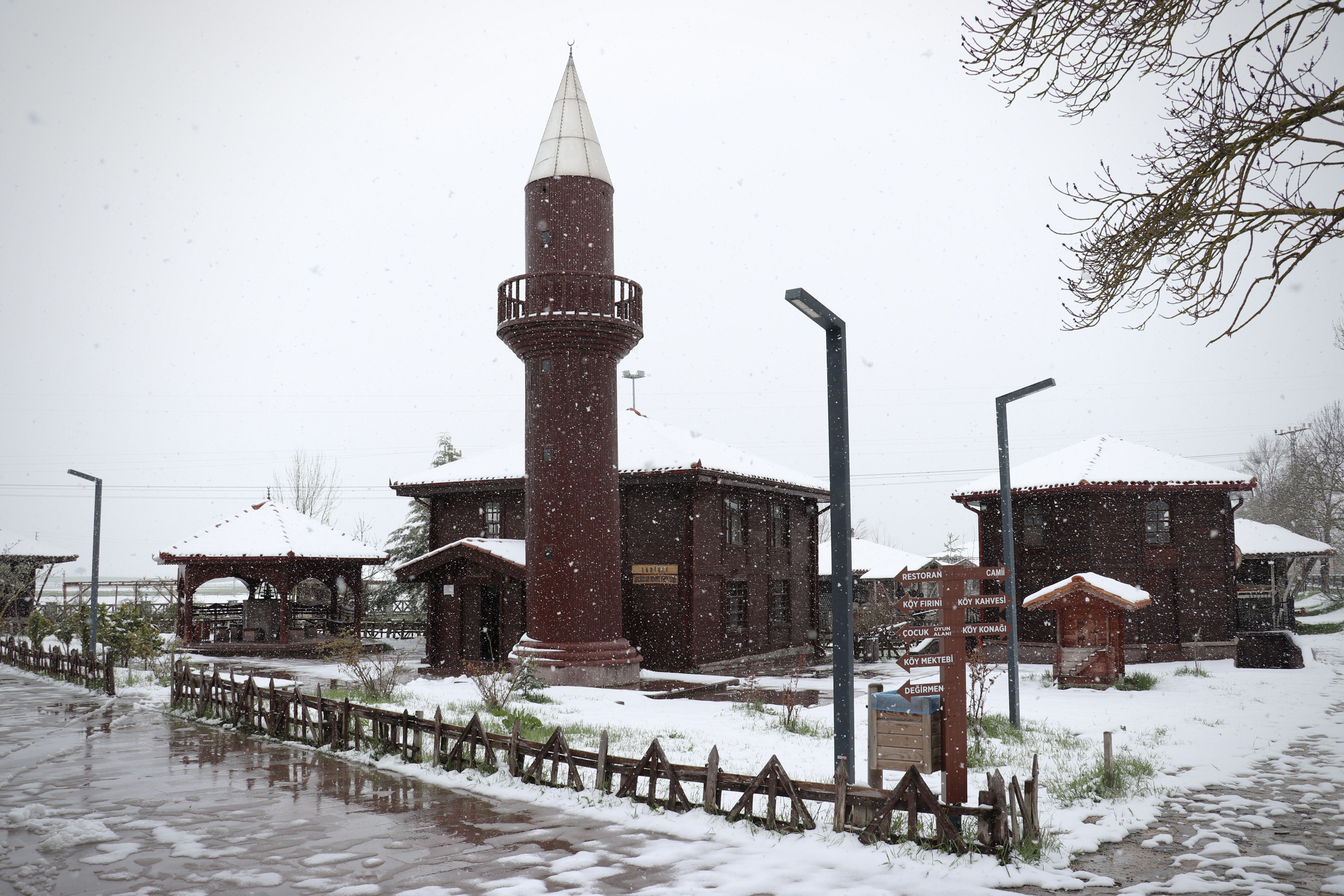Çok sayıda il nisan ayında kar sürprizi yaşadı! Her yer bir anda beyaza büründü - 4. Resim