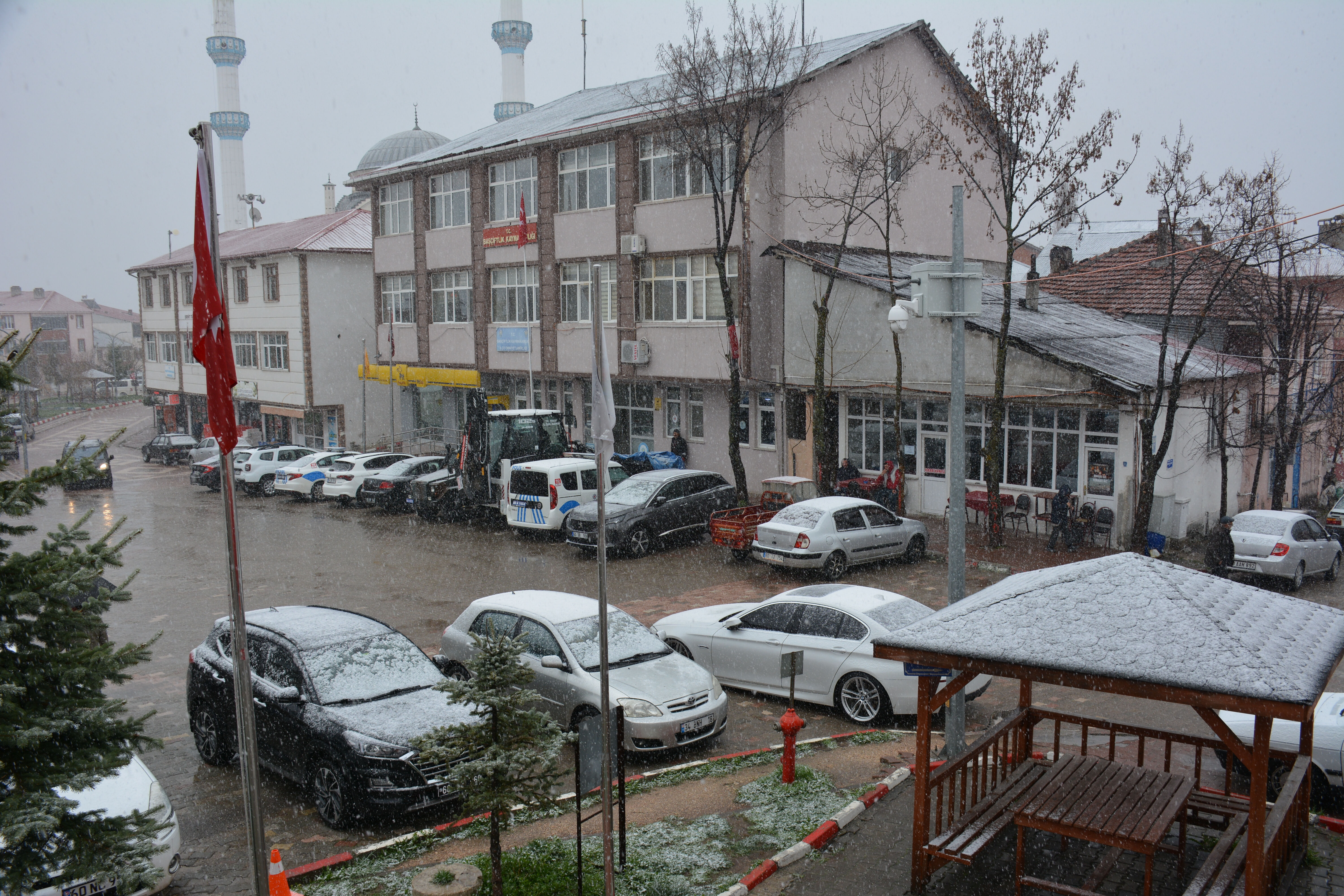 Çok sayıda il nisan ayında kar sürprizi yaşadı! Her yer bir anda beyaza büründü - 1. Resim