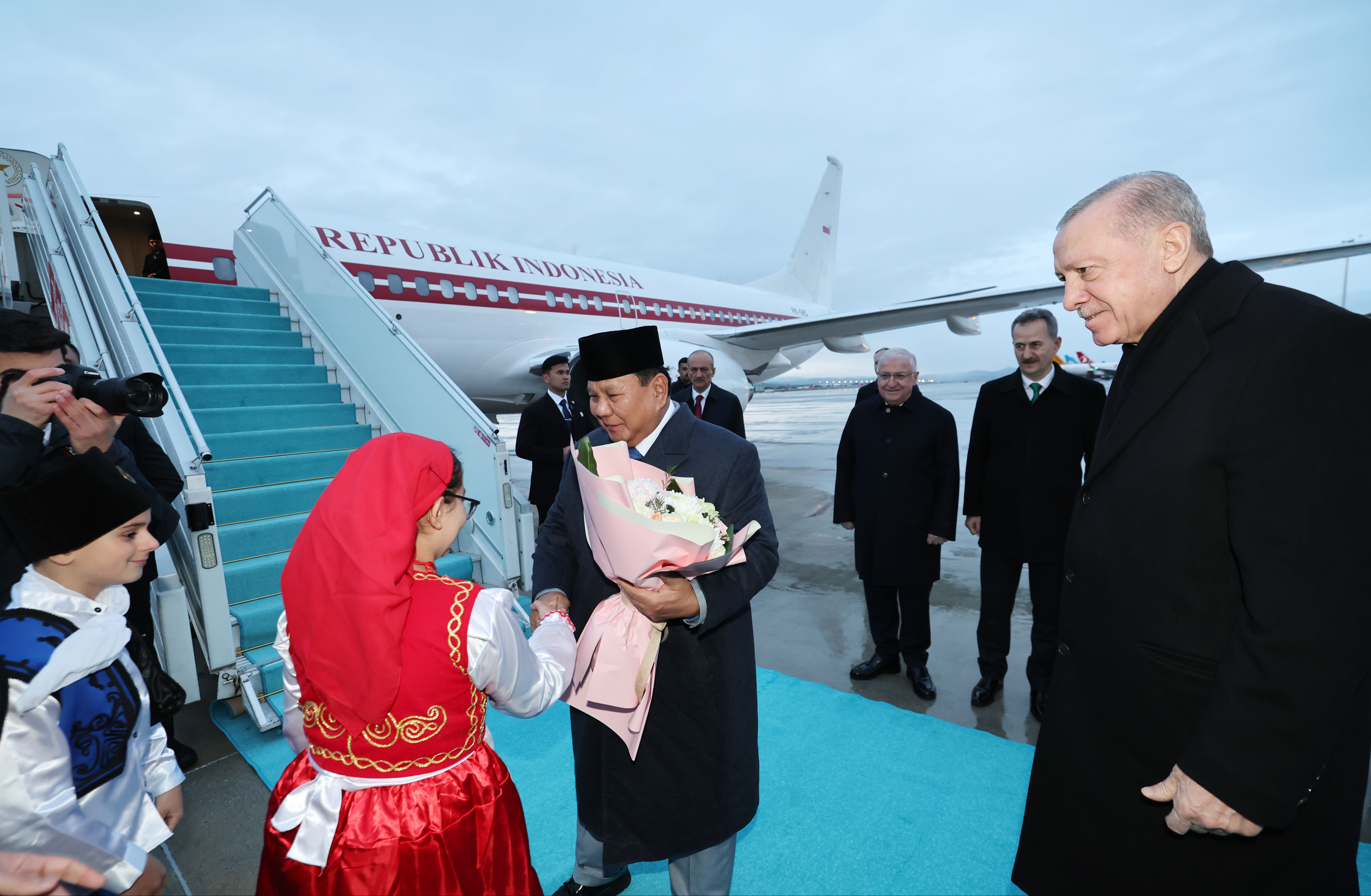 Cumhurbaşkanı Erdoğan, Endonezya Cumhurbaşkanı Subianto'yu resmi törenle karşıladı Cumhurbaşkanı Erdoğan, Endonezya Cumhurbaşkanı Subianto'yu resmi törenle karşıladı - 1. Resim