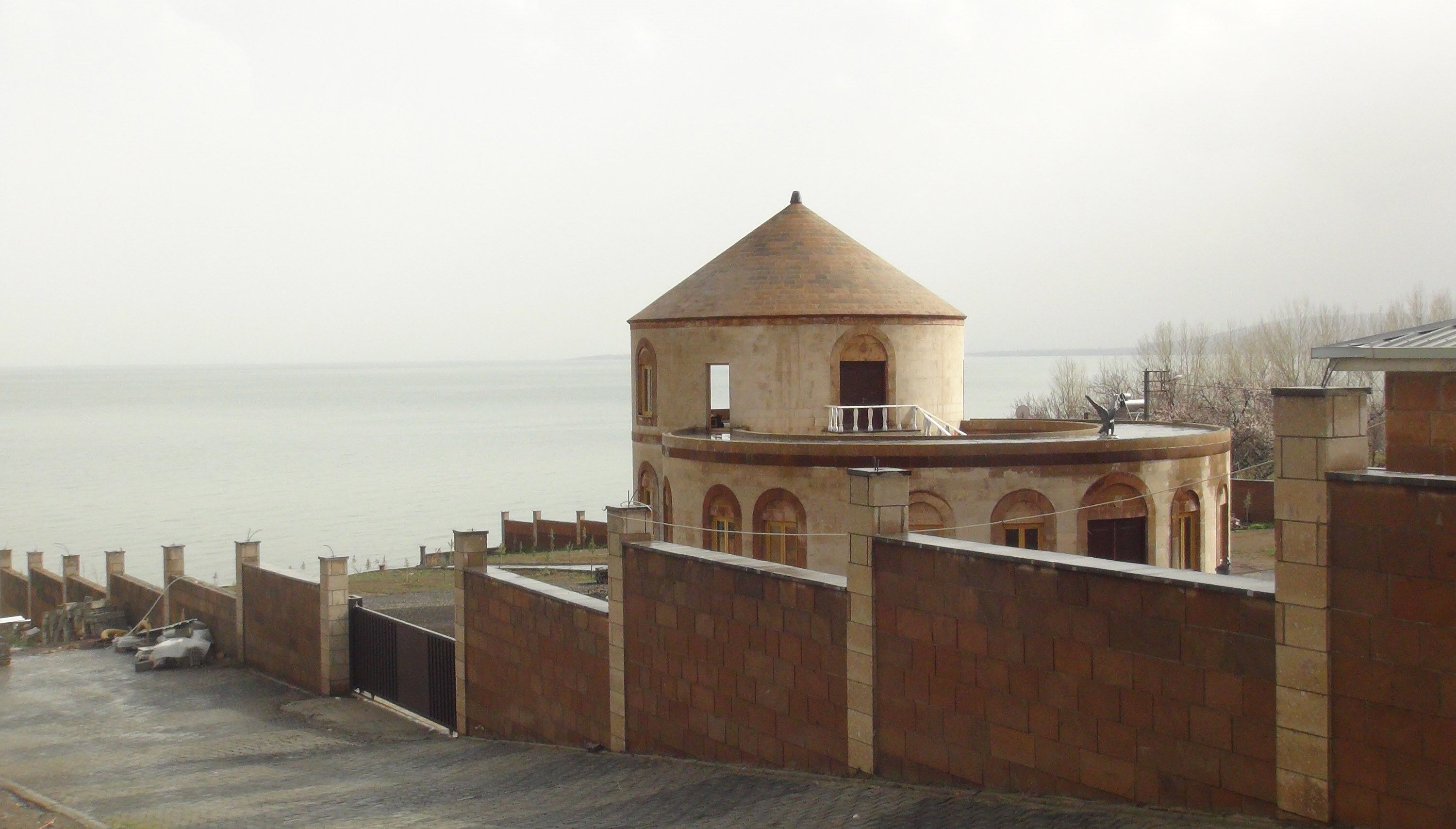 Devlet Bahçeli'nin konağı tamamlandı! Van Gölü kıyısında dikkat çeken mimari Devlet Bahçeli'nin konağı tamamlandı! Van Gölü kıyısında dikkat çeken mimari - 3. Resim