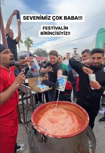 Hijyen kurallarını hiçe sayıyordu! Adana'da fenomen dönercinin standı festivalden kaldırıldı Hijyen kurallarını hiçe sayıyordu! Adana'da fenomen dönercinin standı festivalden kaldırıldı - 1. Resim