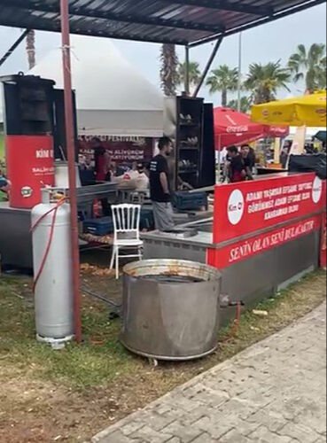 Hijyen kurallarını hiçe sayıyordu! Adana'da fenomen dönercinin standı festivalden kaldırıldı Hijyen kurallarını hiçe sayıyordu! Adana'da fenomen dönercinin standı festivalden kaldırıldı - 3. Resim