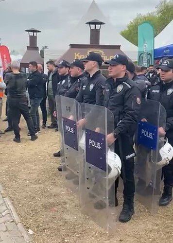 Hijyen kurallarını hiçe sayıyordu! Adana'da fenomen dönercinin standı festivalden kaldırıldı Hijyen kurallarını hiçe sayıyordu! Adana'da fenomen dönercinin standı festivalden kaldırıldı - 4. Resim