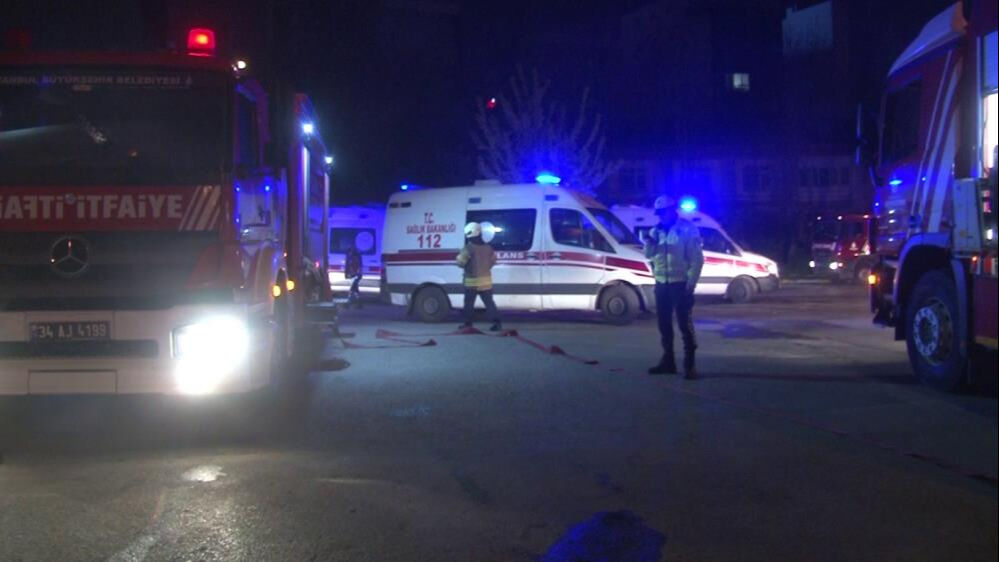 İstanbul'da huzurevinde yangın paniği! Dumandan etkilenenler var İstanbul'da huzurevinde yangın paniği! Yaralı ve dumandan etkilenenler var - 1. Resim