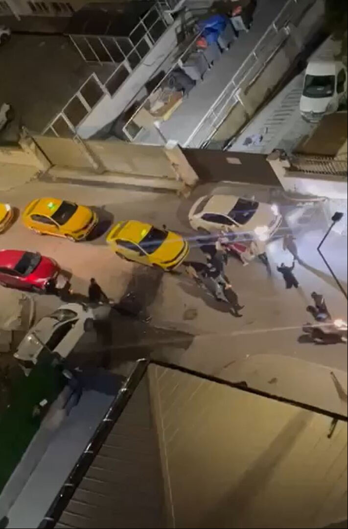 Taksiciler ile öğrenciler arasında sopalı kavga! Yurdu böyle bastılar Taksiciler ile öğrenciler arasında sopalı kavga! Yurdu böyle bastılar - 1. Resim