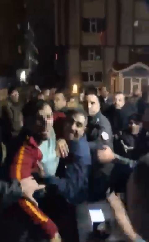 Taksiciler ile öğrenciler arasında sopalı kavga! Yurdu böyle bastılar Taksiciler ile öğrenciler arasında sopalı kavga! Yurdu böyle bastılar - 2. Resim