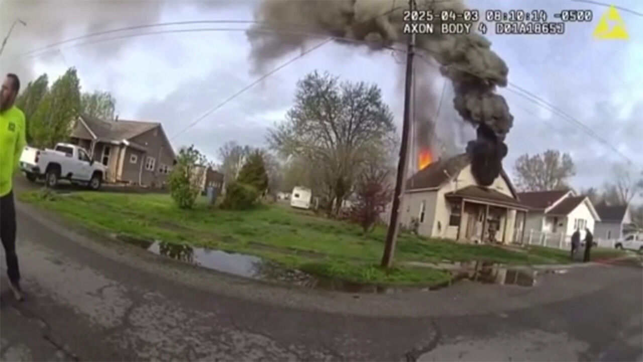 Yangına müdahale ederken faciayı yaşadı! Çöken verandanın altında kaldı Yangına müdahale ederken faciayı yaşadı! Çöken verandanın altında kaldı - 1. Resim