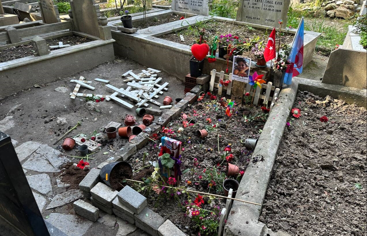 14 yaşındaki Mattia Ahmet Minguzzi'nin mezarına çirkin saldırı! Soruşturma başlatıldı 14 yaşındaki Mattia Ahmet Minguzzi'nin mezarına çirkin saldırı! Soruşturma başlatıldı - 1. Resim