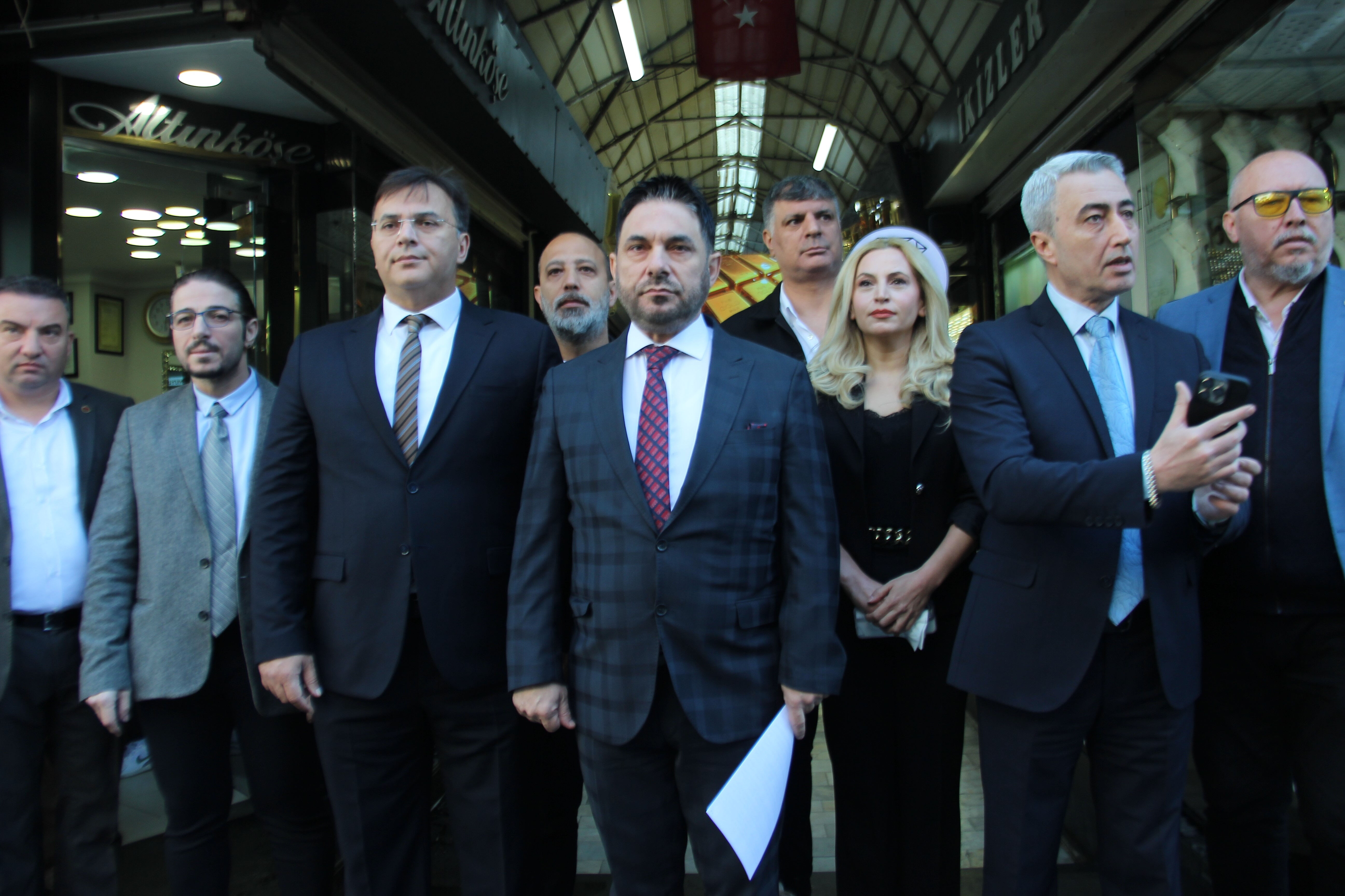 Altında büyük oyun! Kuyumcular ayaklandı: 500 kişilik sıra var, sanki bedava Altında büyük oyun! Kuyumcular ayaklandı: 500 kişilik sıra var, sanki bedava - 1. Resim