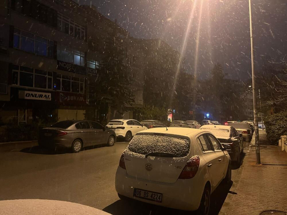 Ankara'ya Nisan ayında kar yağdı! Meteoroloji'den yeni uyarı var... - 1. Resim