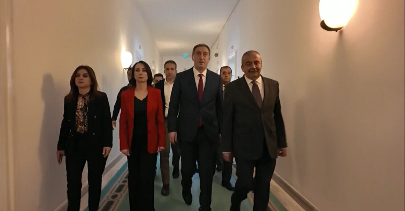 CHP lideri Özel'den Cumhurbaşkanı Erdoğan-DEM görüşmesi yorumu: Terörsüz Türkiye'yi destekliyoruz - 1. Resim