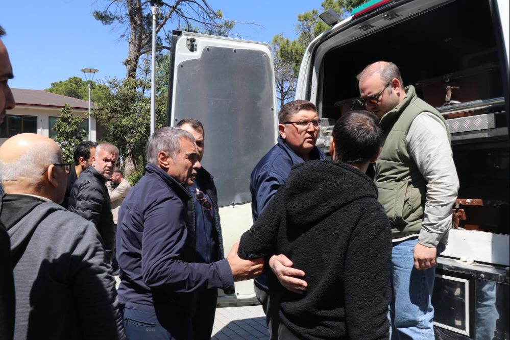 Ersun Yanal'ın annesi Bahriye Yanal son yolculuğuna uğurlandı Ersun Yanal'ın annesi Bahriye Yanal son yolculuğuna uğurlandı - 1. Resim