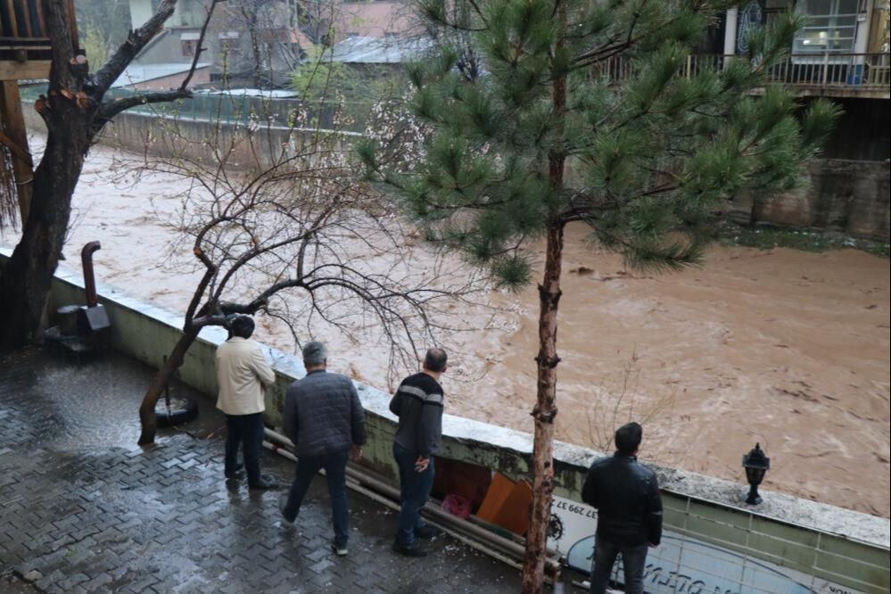 Erzurum'da &uuml;rk&uuml;ten g&ouml;r&uuml;nt&uuml;! İki katına &ccedil;ıktı, vatandaş teyakkuza ge&ccedil;ti - 4. Resim