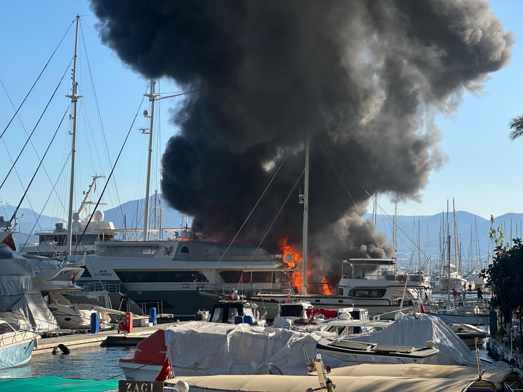 Fethiye'de korku dolu anlar! Özel marina alevlere teslim oldu, ekipler olay yerinde - 3. Resim