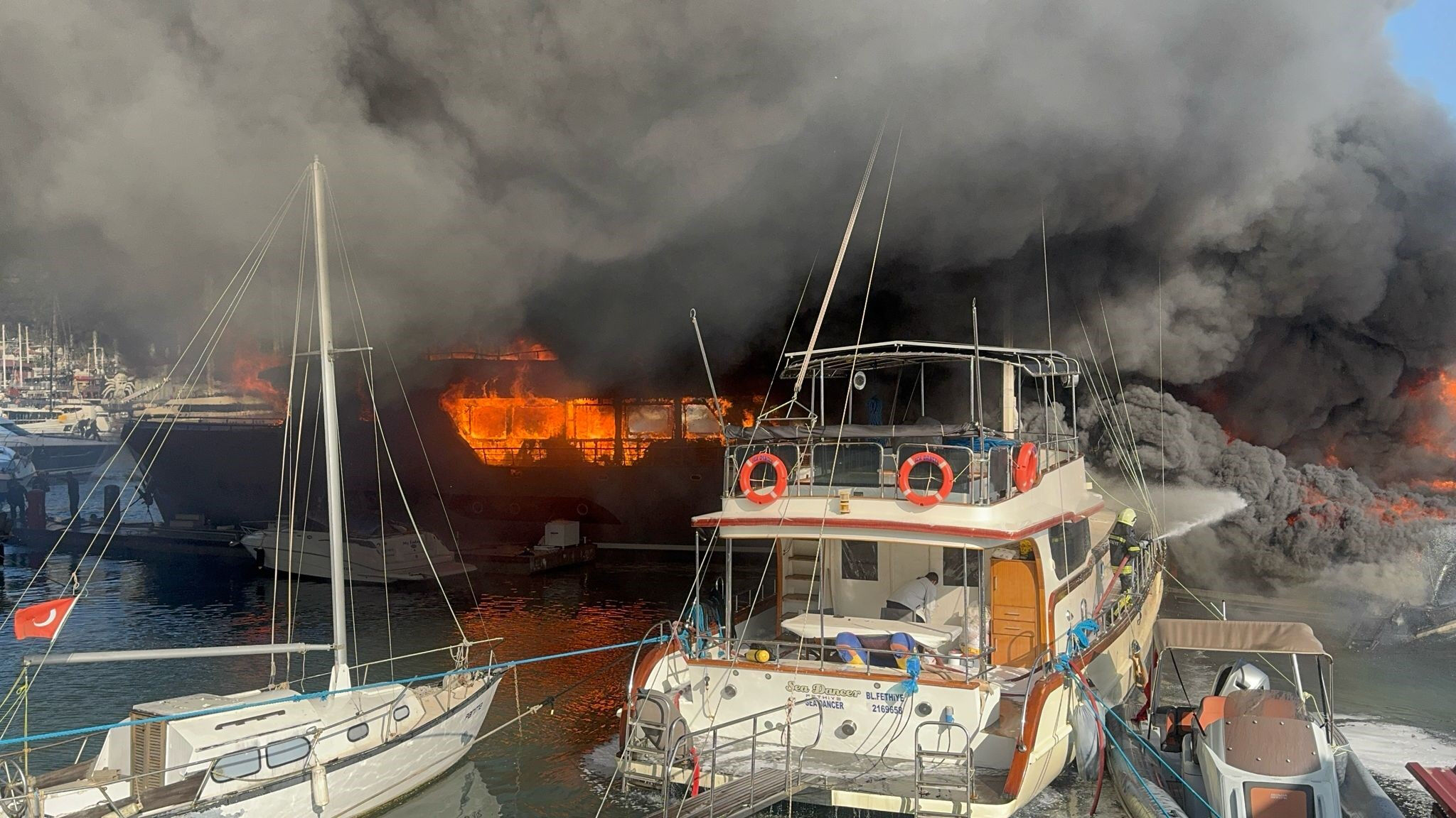 Fethiye'de korku dolu anlar! Özel marina alevlere teslim oldu, ekipler olay yerinde - 2. Resim