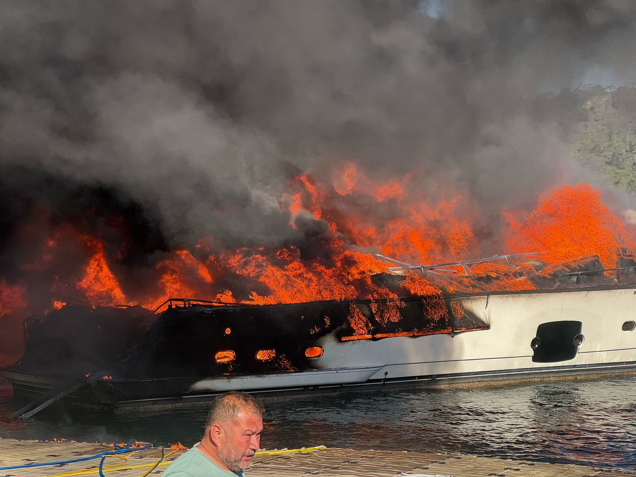 Fethiye'de korku dolu anlar! Özel marina alevlere teslim oldu, ekipler olay yerinde - 1. Resim