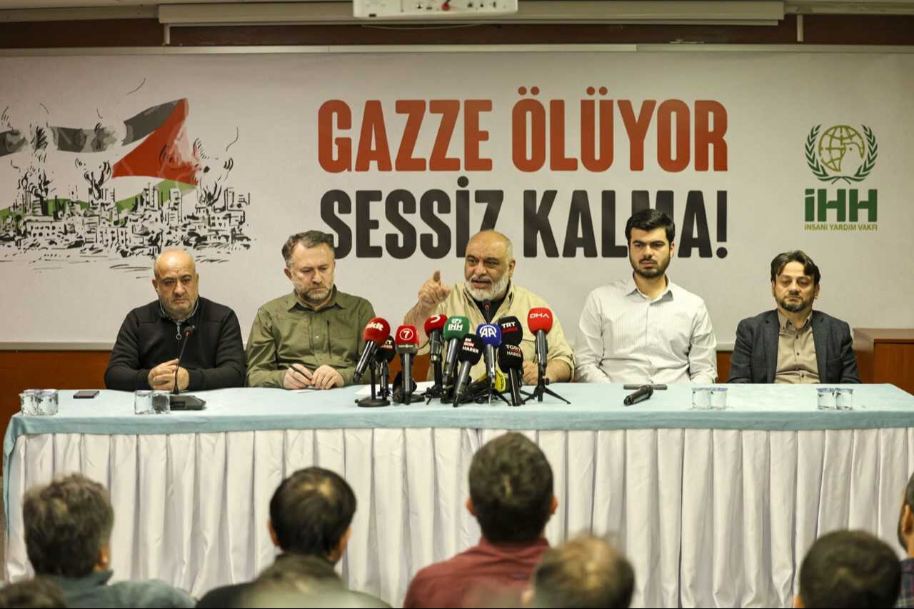 İHH Genel Başkanı Av. Bülent Yıldırım basın toplantısında konuştu: “Gazze için sokaklara çıkın, meydanlara inin” İHH Genel Başkanı Av. Bülent Yıldırım basın toplantısında konuştu: “Gazze için sokaklara çıkın, meydanlara inin” - 2. Resim