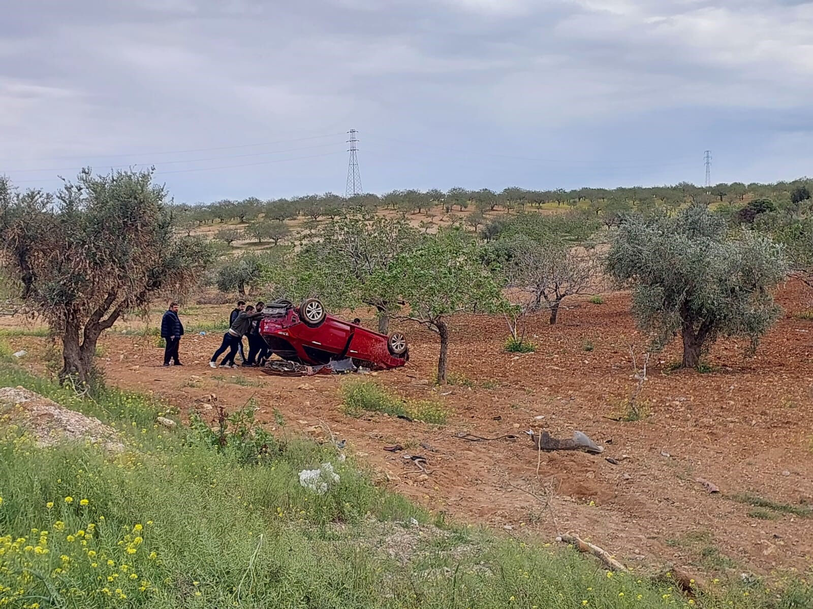 Gaziantep'te feci kaza! Kontrolden çıkan otomobil fıstık bahçesine uçtu Kontrolden çıkan otomobil fıstık bahçesine uçtu! 1 ölü 2 yaralı - 2. Resim