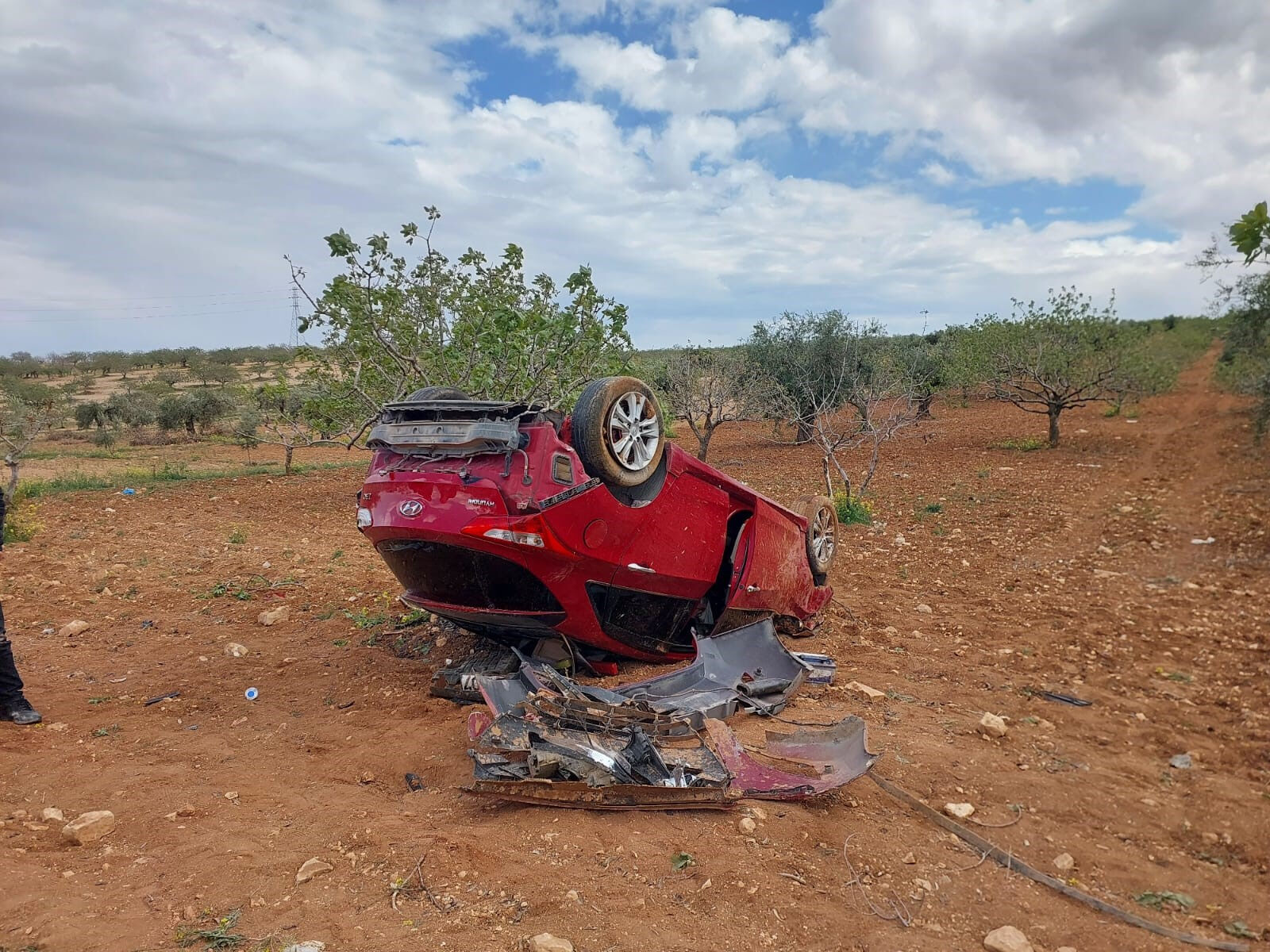 Gaziantep'te feci kaza! Kontrolden çıkan otomobil fıstık bahçesine uçtu Kontrolden çıkan otomobil fıstık bahçesine uçtu! 1 ölü 2 yaralı - 1. Resim