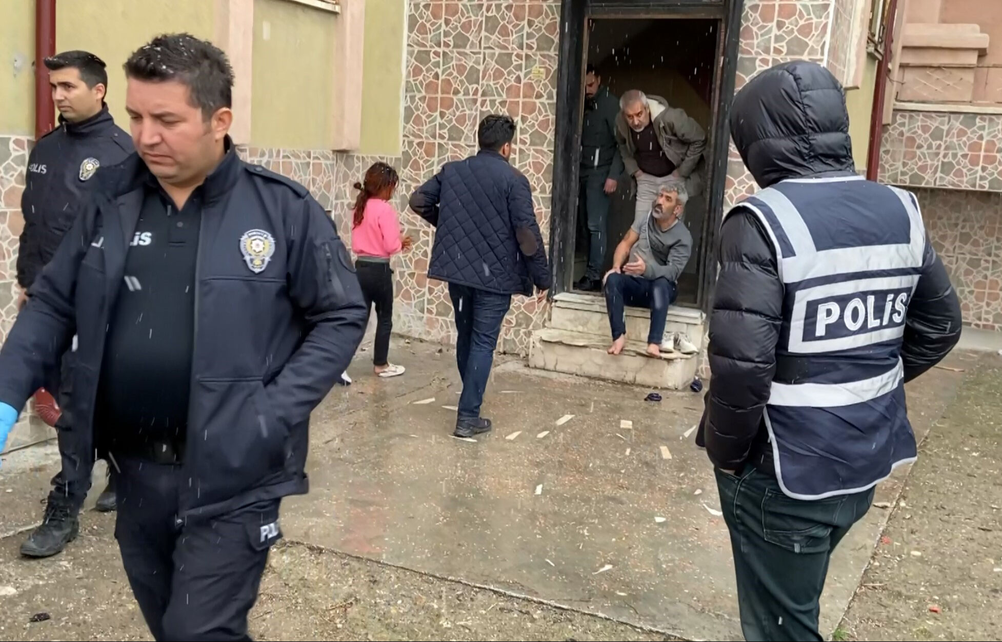 Polislerden kaçmak isterken hayatının şokunu yaşadı! Başına gelmeyen kalmadı - 3. Resim