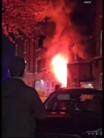 Şarjda patlayan batarya can aldı! Bina alevlere teslim oldu - 1. Resim