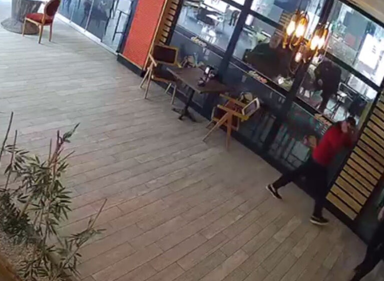 Uzman çavuş kafede tartıştığı genci öldürdü! Dehşet anları kamerada - 1. Resim