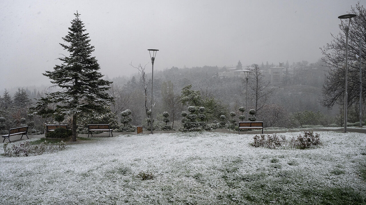 Ankara beyaza büründü! Nisanda kar sevinci yaşanıyor - 1. Resim