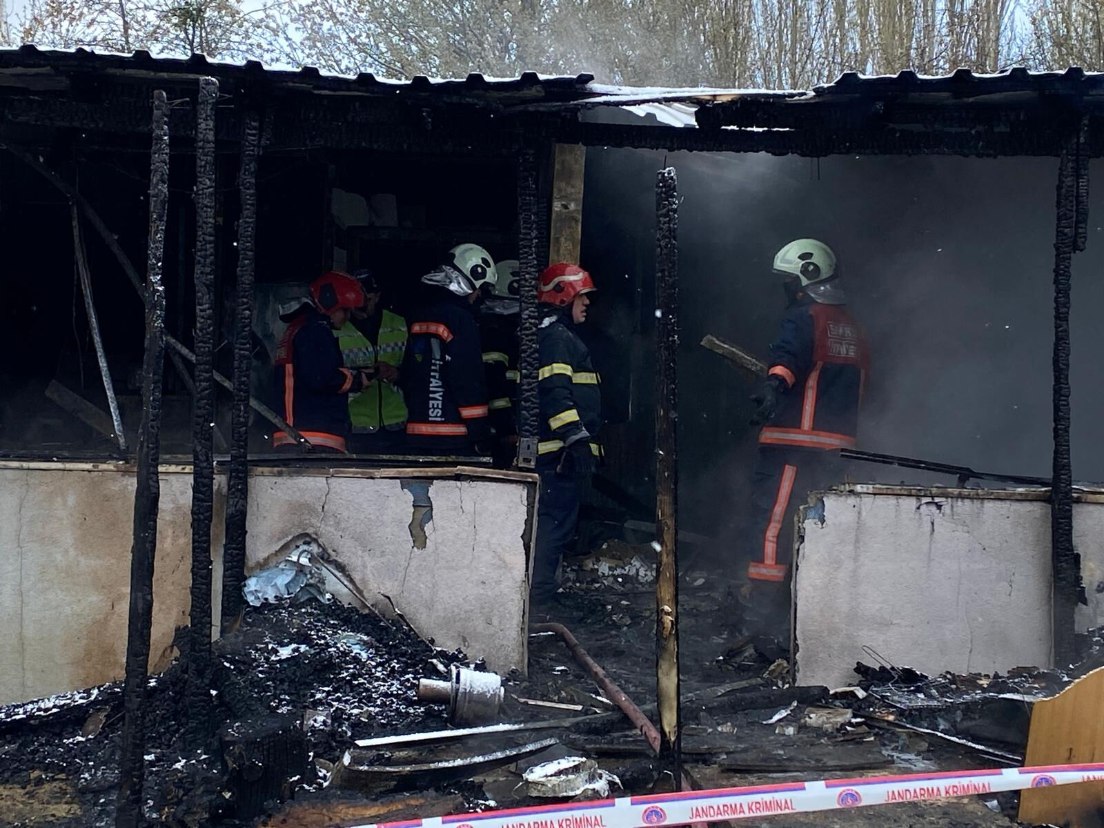Evde çıkan yangında 2 çocuk hayatını kaybetti! Acılı baba kendinden geçti - 1. Resim