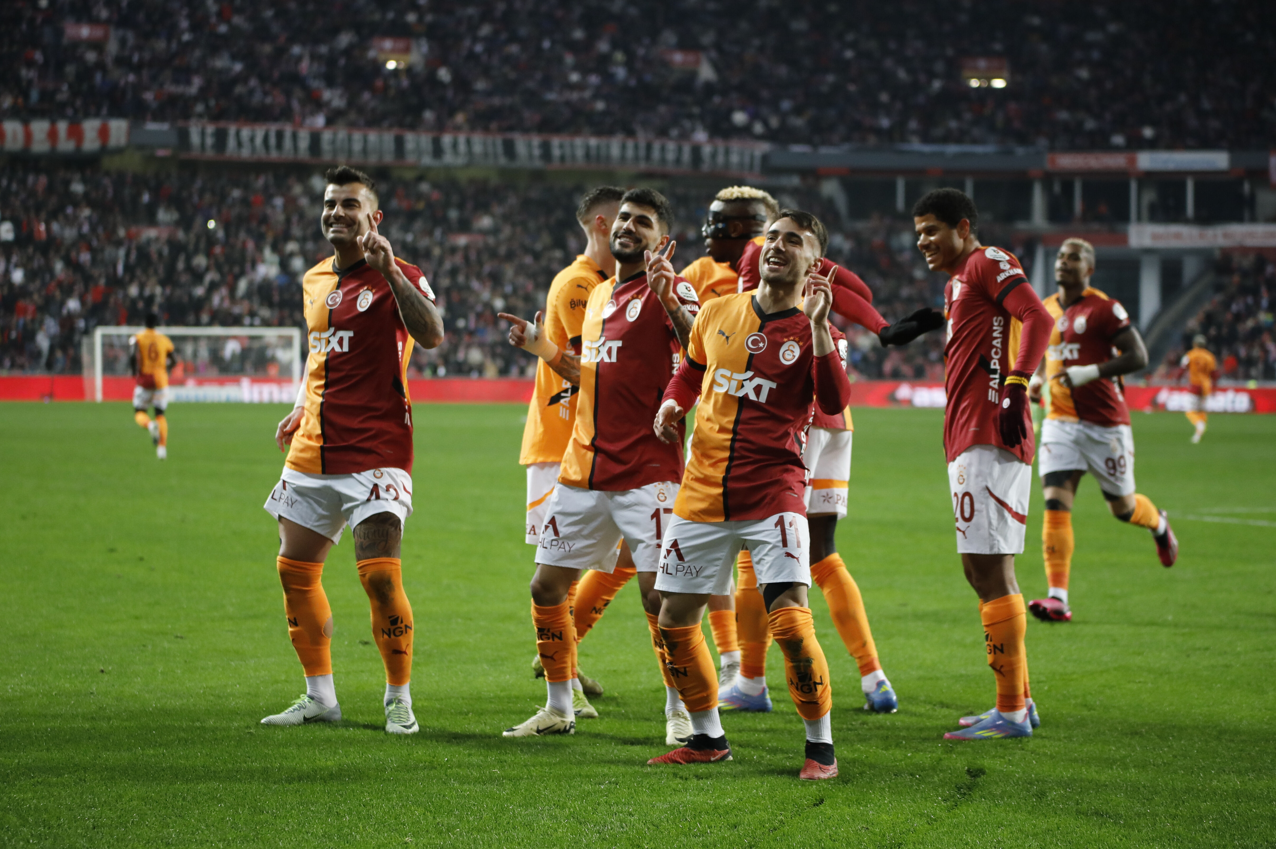 Galatasaray, Samsun'da rahat kazandı! Aslan, kritik haftayı atlattı CANLI ANLATIM | Samsunspor - Galatasaray - 1. Resim