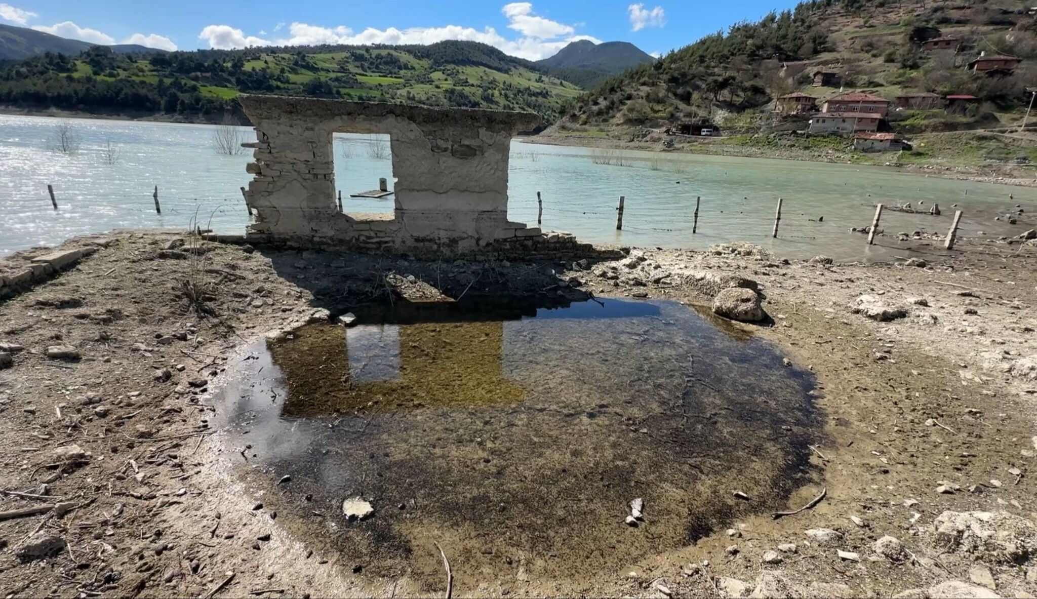 Görenler şaşırıp kalıyor! Su altında kalmış mezarlar - 3. Resim