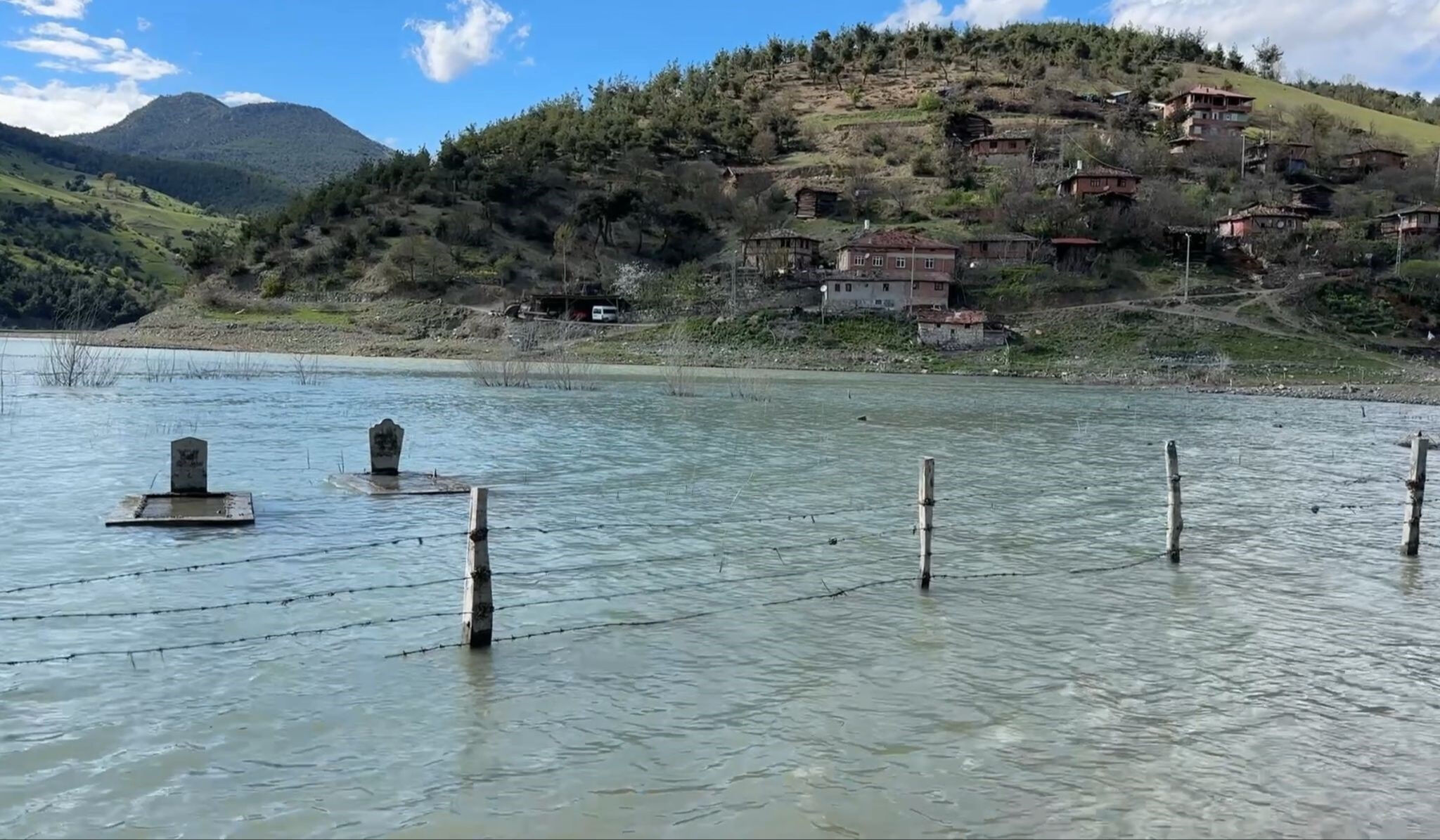 Görenler şaşırıp kalıyor! Su altında kalmış mezarlar - 1. Resim