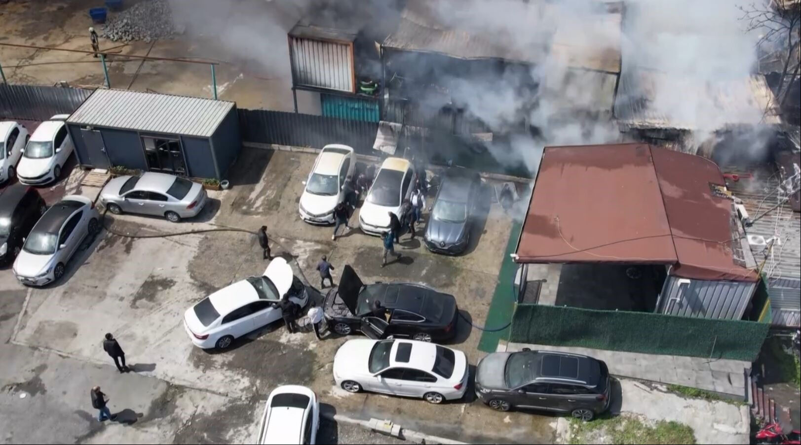 İstanbul'da kimya deposunda korkutan yangın! Hayvanlar telef oldu, araçlar küle döndü İstanbul'da kimya deposunda korkutan yangın! Dumanlar diğer ilçelerden görünüyor... Alevler araçları yuttu - 1. Resim
