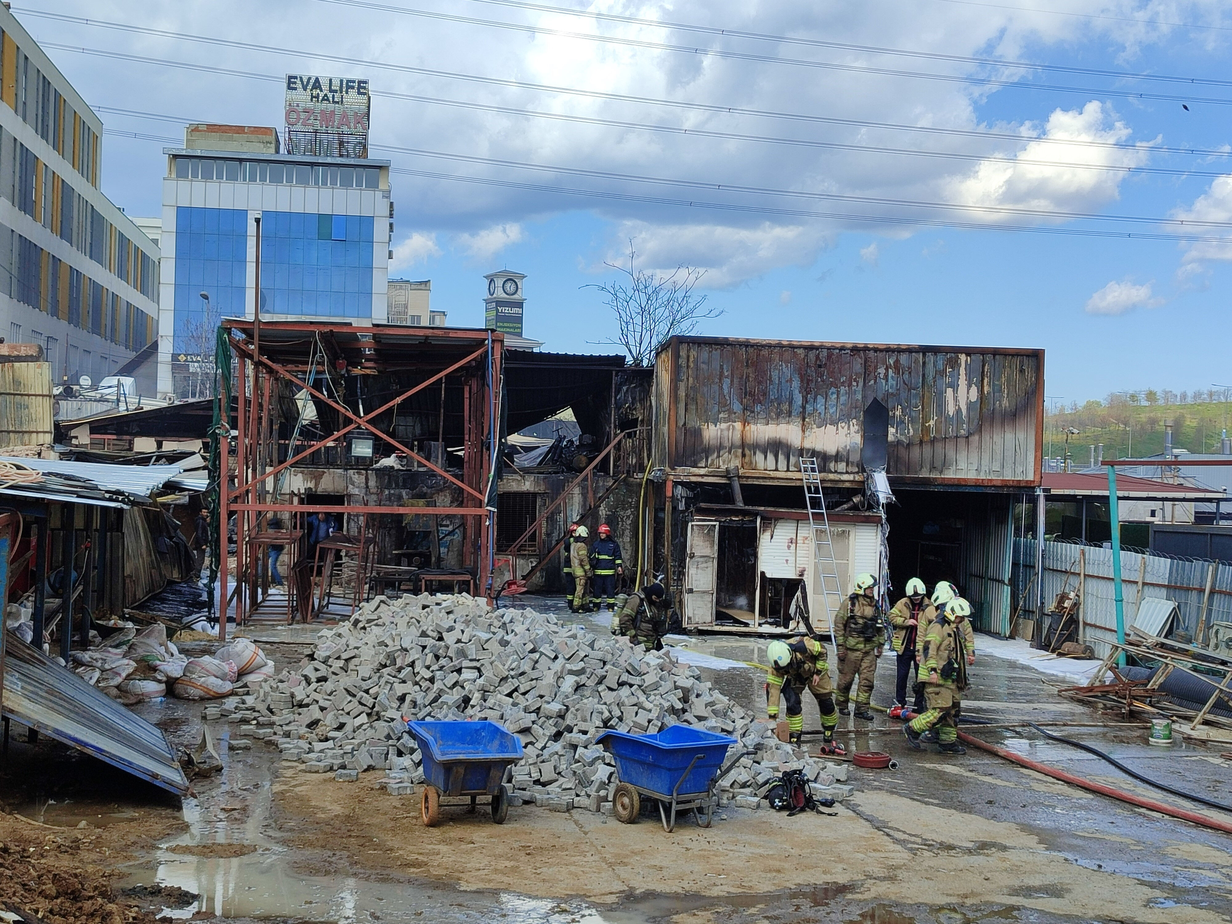İstanbul'da kimya deposunda korkutan yangın! Hayvanlar telef oldu, araçlar küle döndü İstanbul'da kimya deposunda korkutan yangın! Hayvanlar telef oldu, araçlar küle döndü - 4. Resim