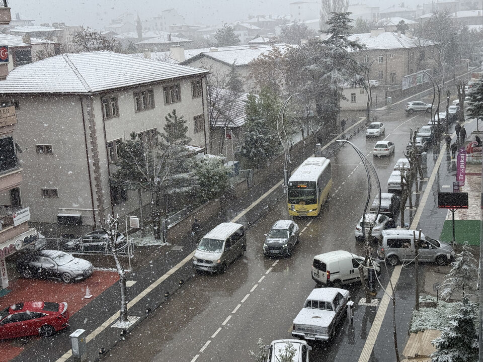 İstanbul'da nisan ayında kar s&uuml;rprizi! İşte yurttan beyaz manzaralar - 1. Resim