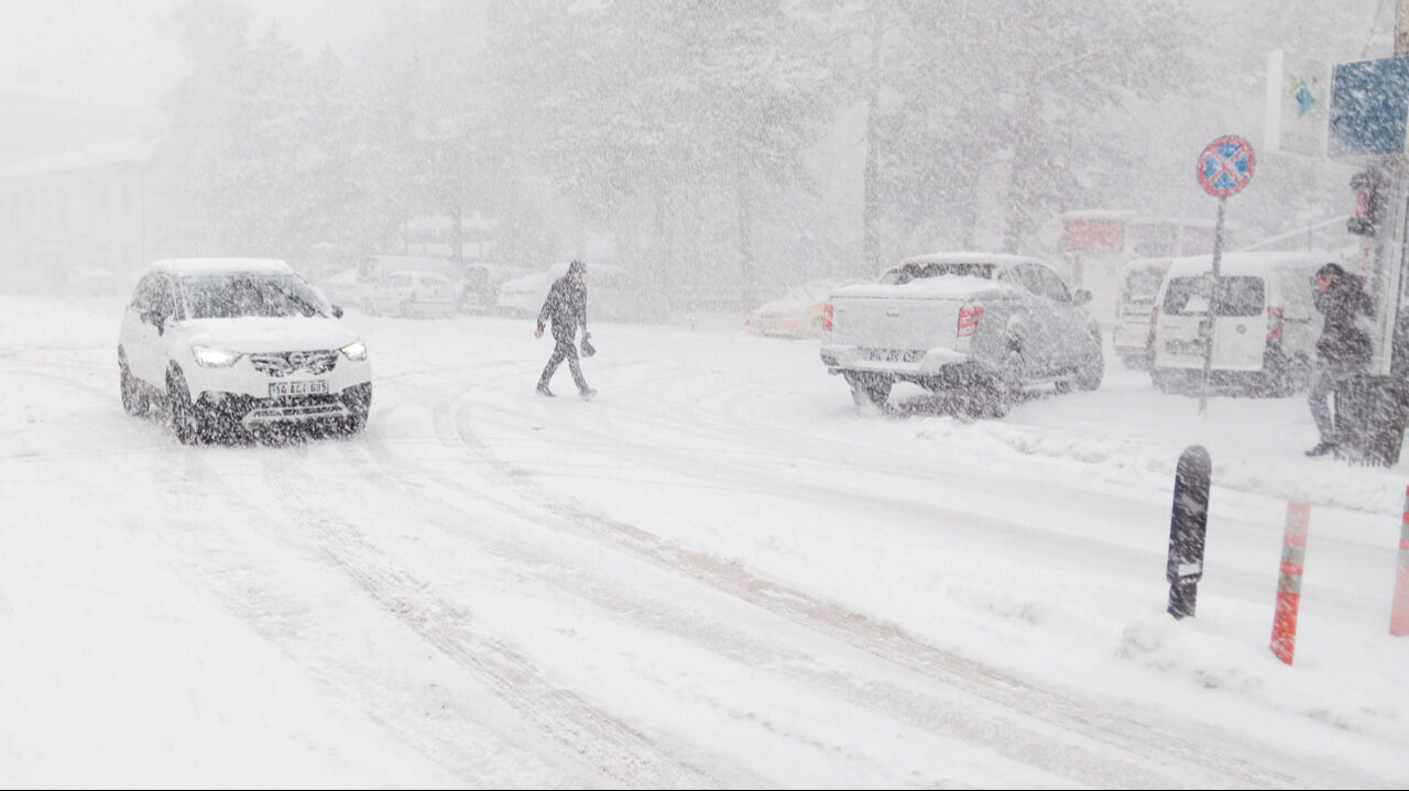 İstanbul'da nisan ayında kar s&uuml;rprizi! İşte yurttan beyaz manzaralar - 8. Resim
