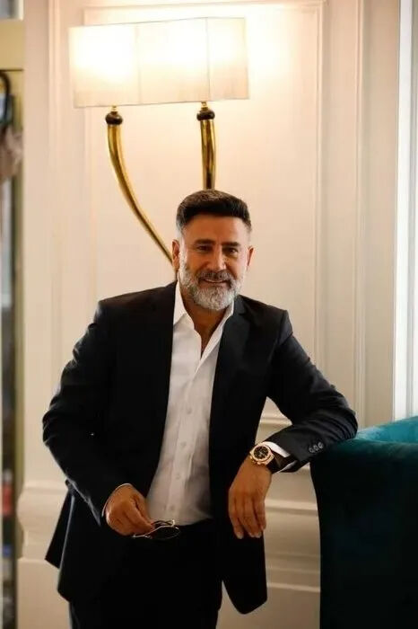 İzzet Yıldızhan kolundaki saatin fiyatı ağızları açık bıraktı! Yatırımlarını duyanlar inanamadı İzzet Yıldızhan kolundaki saatin fiyatı ağızları açık bıraktı! Yatırımlarını duyanlar inanamadı - 1. Resim