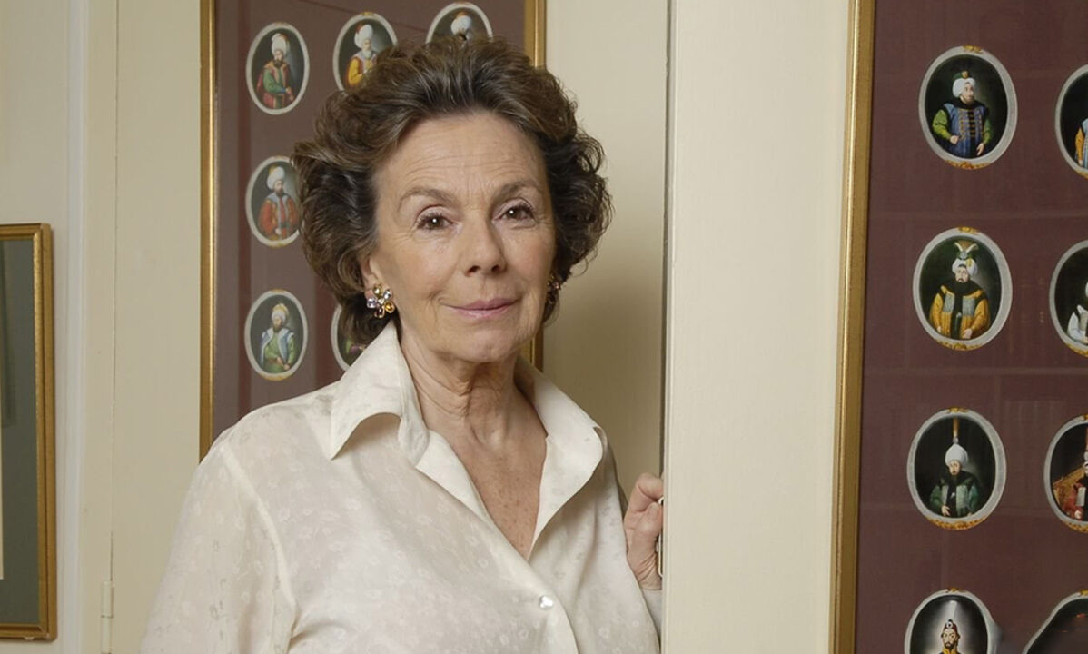 Osmanlı torununa Fransa'dan onur nişanı! Kenize Murad'ın eserleri ve gazeteciliğe katkısı ödüllendirildi - 2. Resim