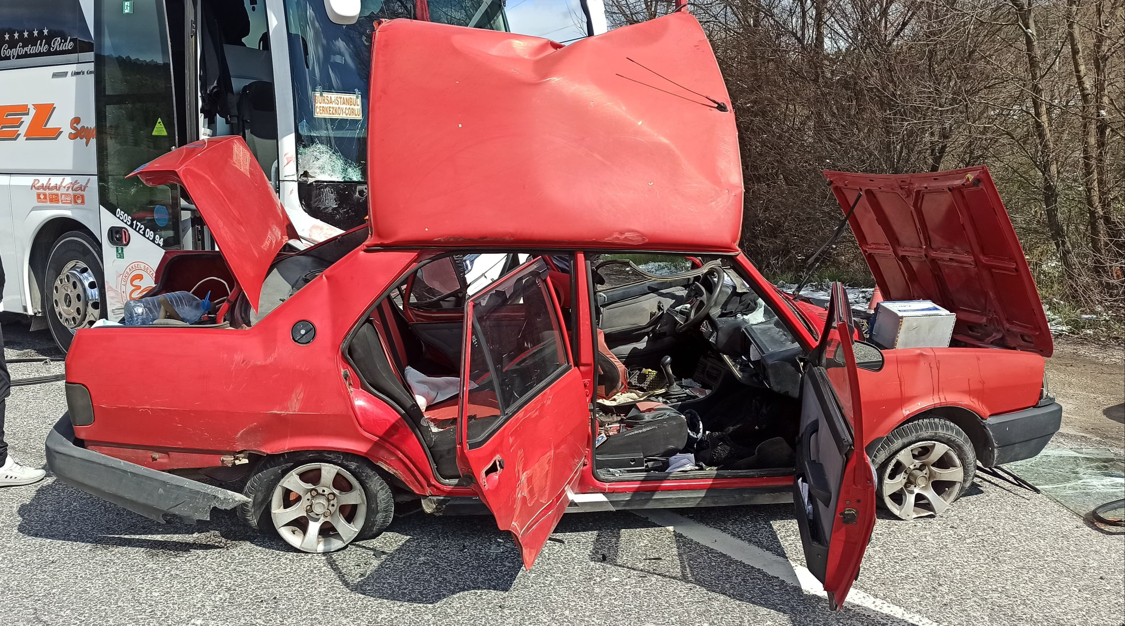 Otobüs çarptı: Hurdaya dönen otomobilde can pazarı! Otobüs çarptı: Hurdaya dönen otomobilde can pazarı! - 1. Resim