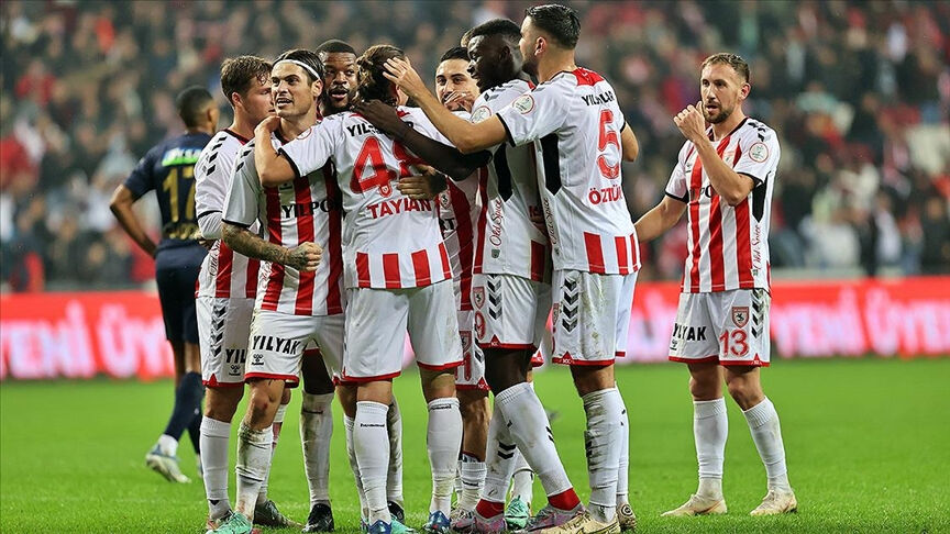 Samsunspor Galatasaray maçı saat kaçta, hangi kanalda? Liderin kritik maçı şifresiz izleme seçenekleri araştırılıyor - 1. Resim