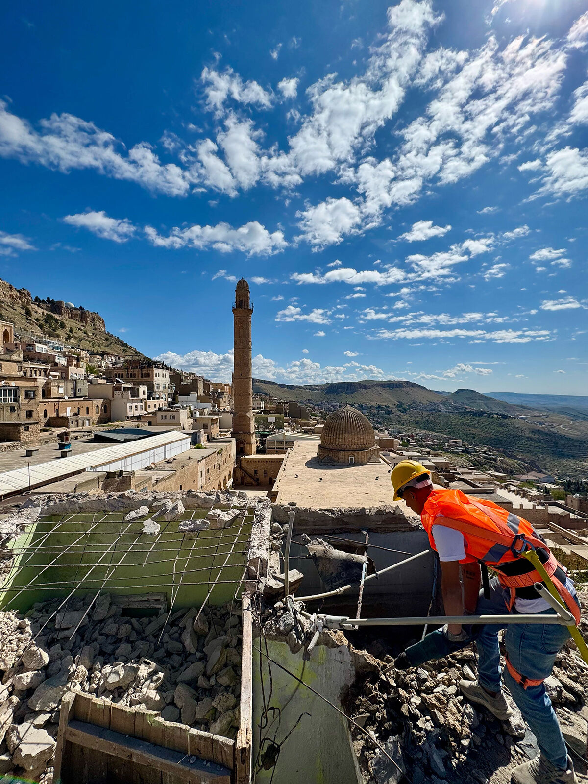 Tarihi dokuyu bozuyordu, ekipler balyozla girdi! Mardin'de betonarme binaların yıkımına yeniden başlandı - 7. Resim
