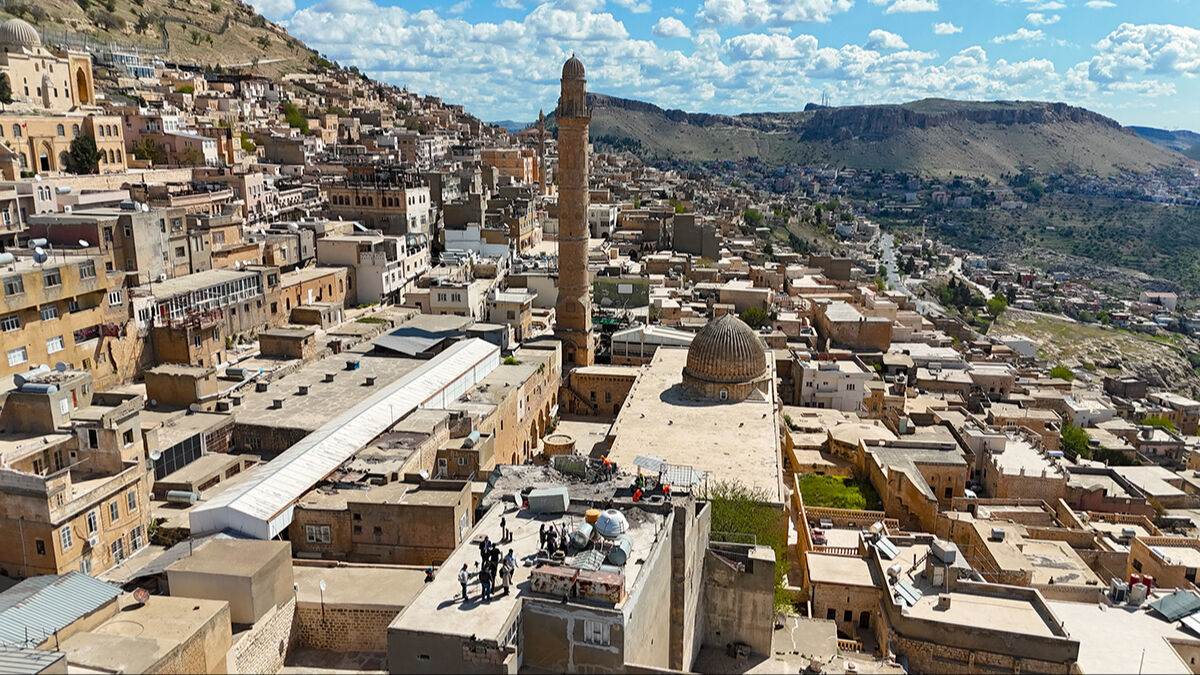Tarihi dokuyu bozuyordu, ekipler balyozla girdi! Mardin'de betonarme binaların yıkımına yeniden başlandı - 2. Resim