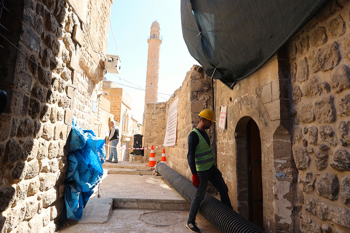 Tarihi dokuyu bozuyordu, ekipler balyozla girdi! Mardin'de betonarme binaların yıkımına yeniden başlandı - 3. Resim