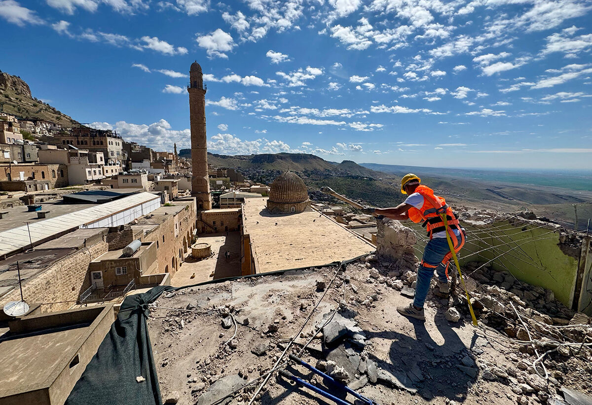 Tarihi dokuyu bozuyordu, ekipler balyozla girdi! Mardin'de betonarme binaların yıkımına yeniden başlandı - 6. Resim