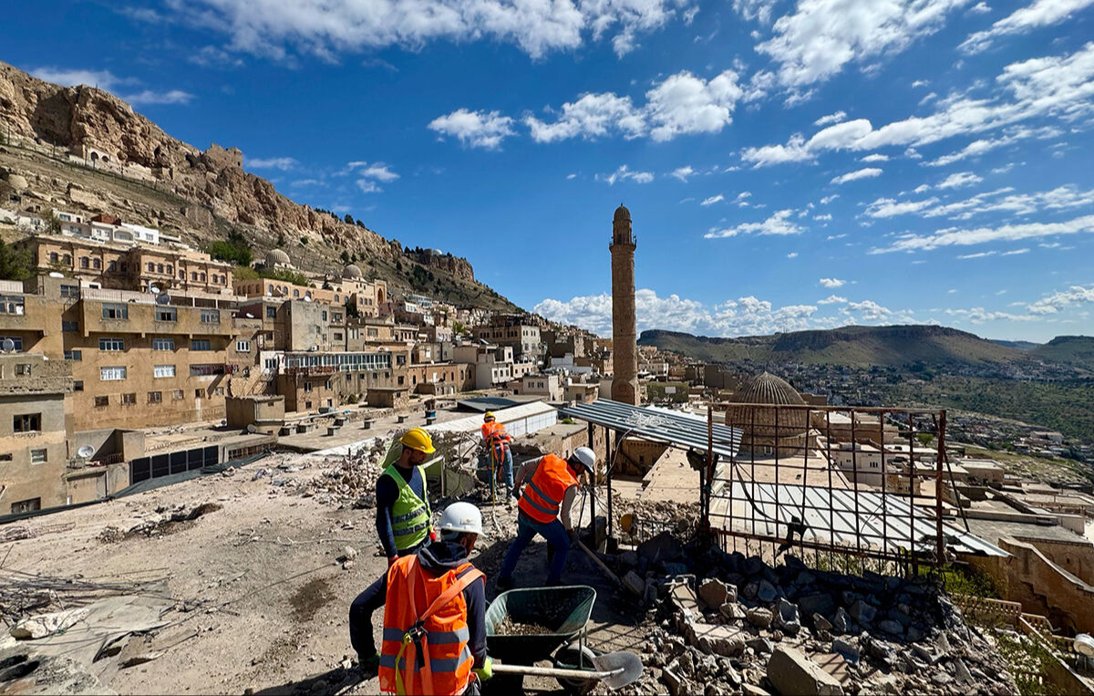 Tarihi dokuyu bozuyordu, ekipler balyozla girdi! Mardin'de betonarme binaların yıkımına yeniden başlandı - 1. Resim