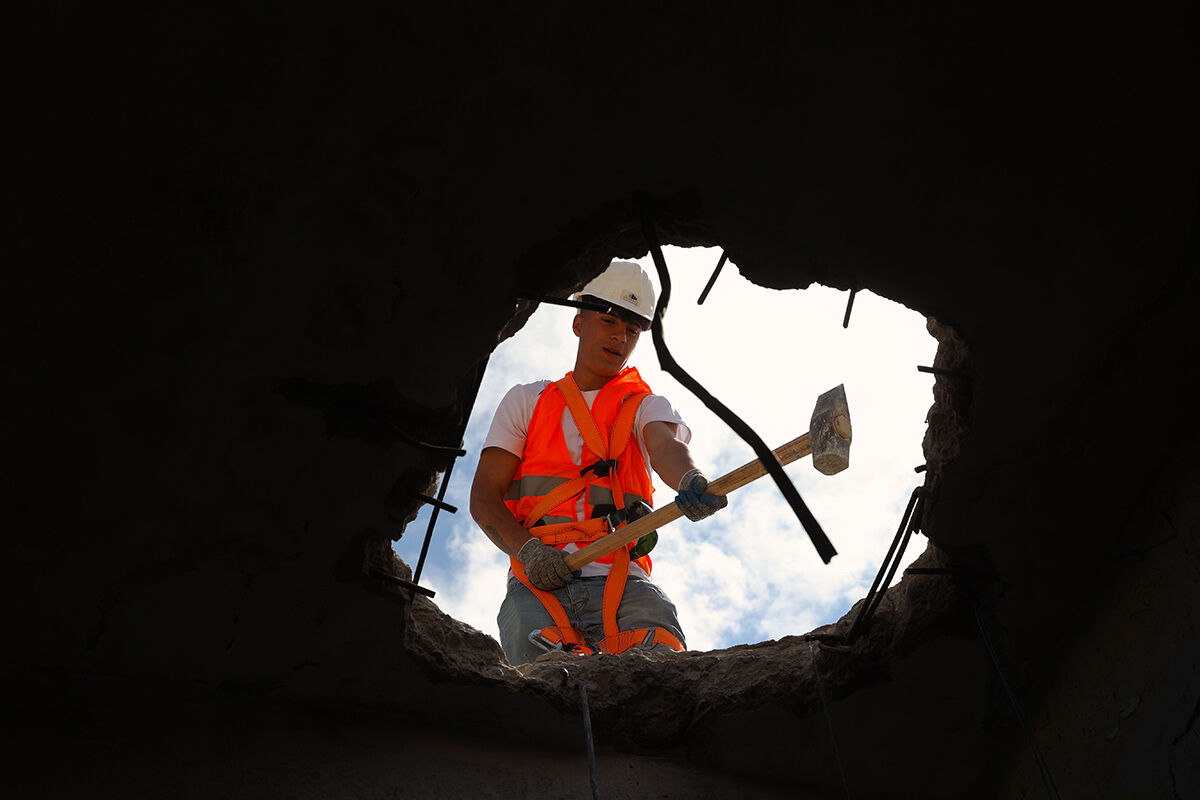 Tarihi dokuyu bozuyordu, ekipler balyozla girdi! Mardin'de betonarme binaların yıkımına yeniden başlandı - 4. Resim