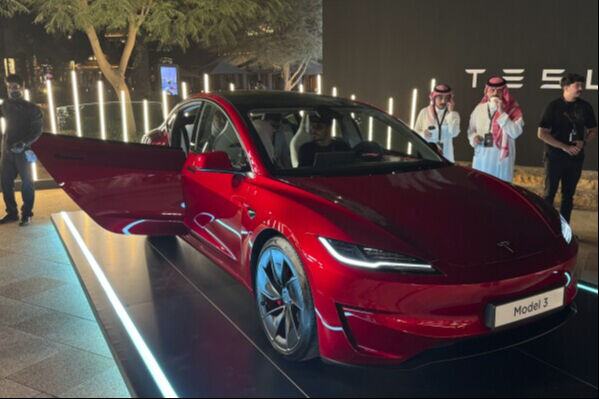 Tesla petrolün kalbine girdi: Suudi Arabistan'da ilk showroom! Tesla petrolün kalbine girdi: Suudi Arabistan'da ilk showroom! - 1. Resim