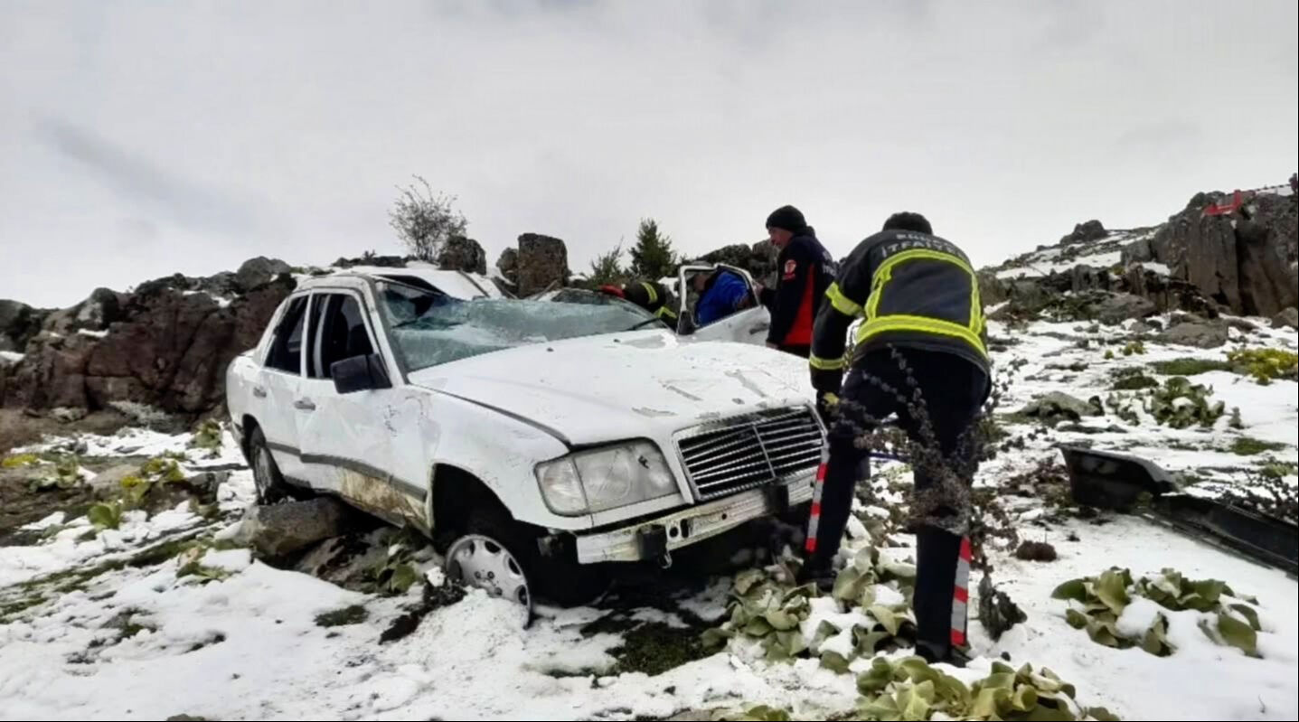 Tokat’ta facia anları! Otomobil 60 metrelik uçurumdan yuvarlandı, yaralılar var Tokat’ta facia anları! Otomobil 60 metrelik uçurumdan yuvarlandı, yaralılar var - 1. Resim