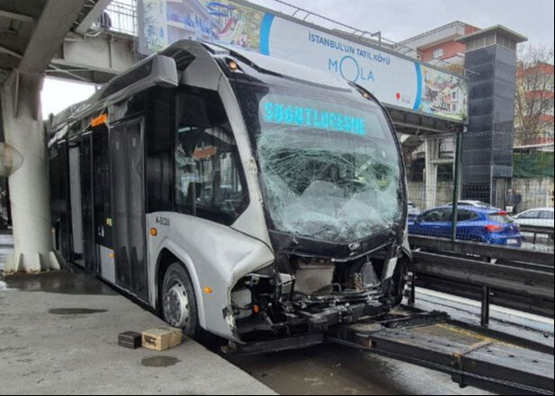 Avcılar'da metrobüsler çarpıştı! Yaralananlar var Avcılar'da metrobüsler çarpıştı! Yaralananlar var - 1. Resim
