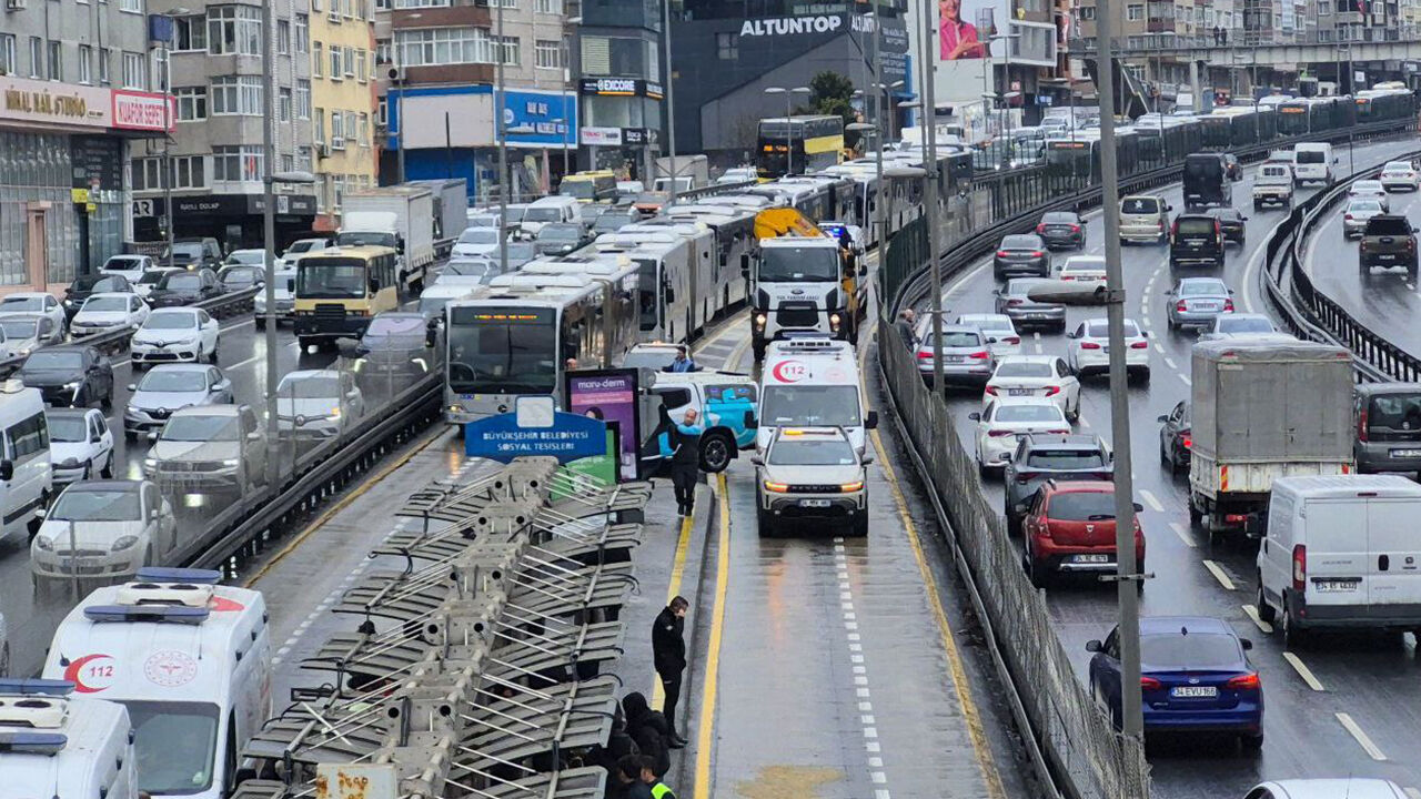 Avcılar'da metrobüsler çarpıştı! Yaralananlar var Avcılar'da metrobüsler çarpıştı! Yaralananlar var - 2. Resim