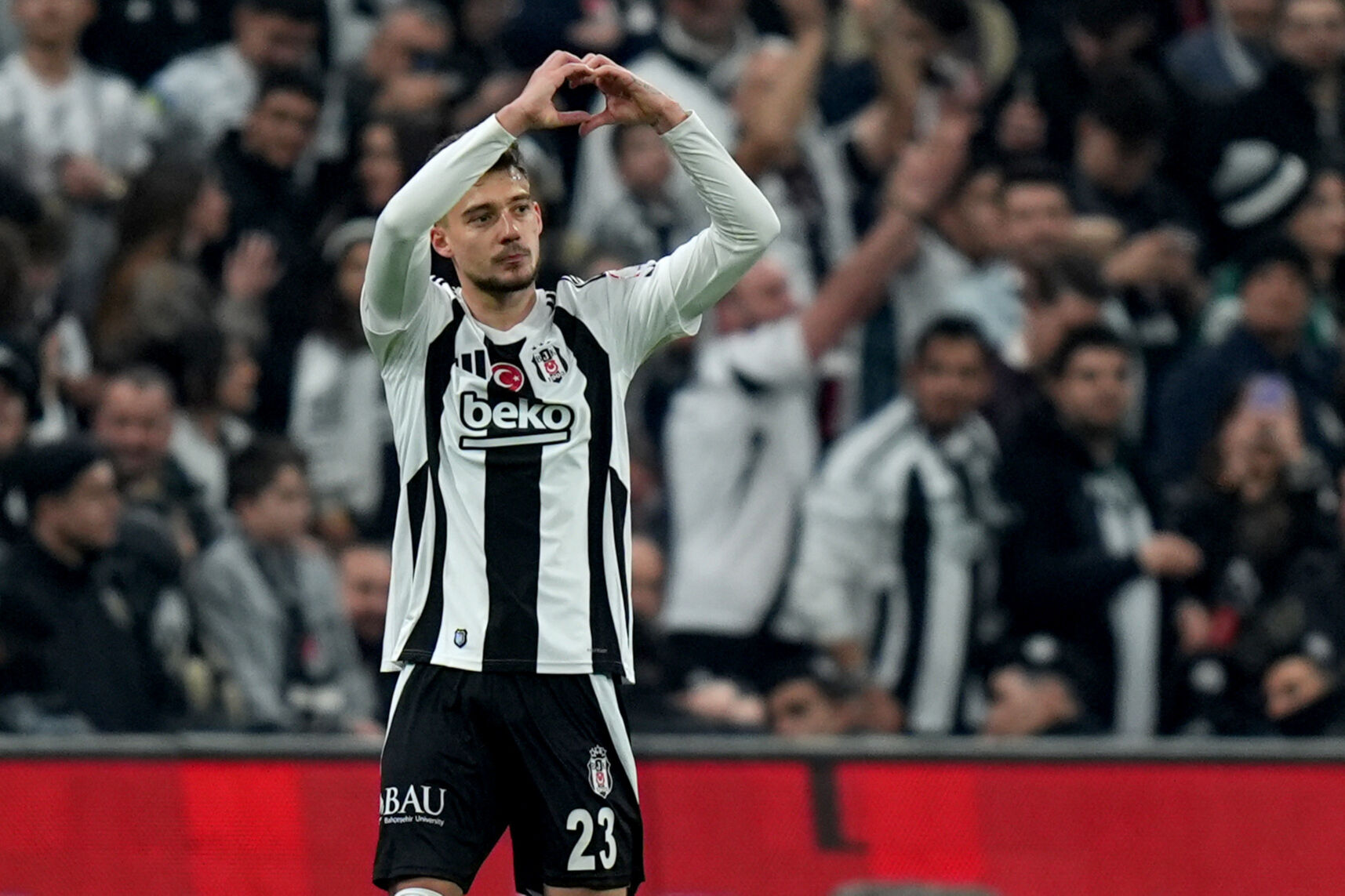 Beşiktaş'a sakatlık şoku! Ernest Muçi maça devam edemedi Beşiktaş'a sakatlık şoku! Ernest Muçi maça devam edemedi - 1. Resim